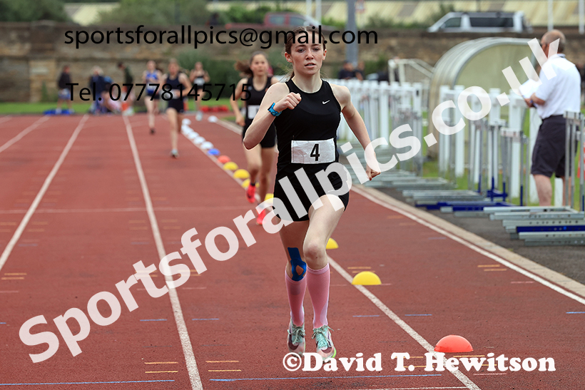 Girls 800 metres, 2025 Northumberland Schools Track and Fields, Wentworth, Hexham. Photo: David T. Hewitson/Sports for All Pics